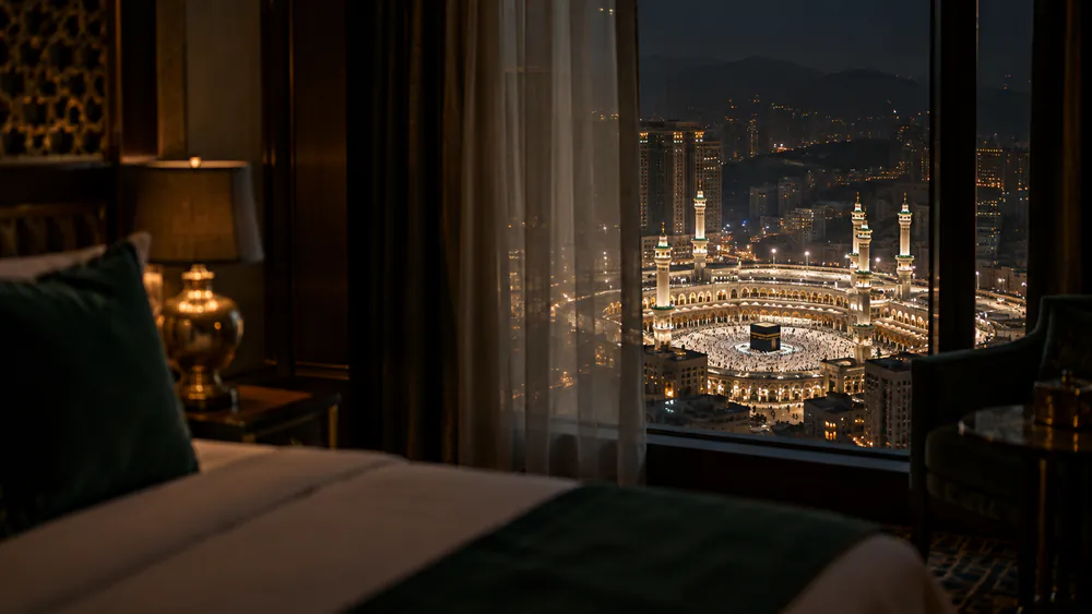 Suasana kamar hotel menghadap Masjidil Haram